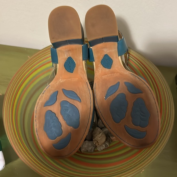 Born crown collection sandals. All leather. Comes with dust bag. - Picture 3 of 4